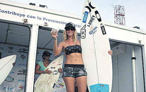 <p>Puesto. Sonia Pucha García con su trofeo de cuarta.</p>
