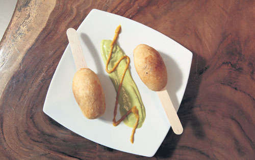 <p>Carimañolas de cordero con mango chutney, aguacate y crocante de plátano.</p>
