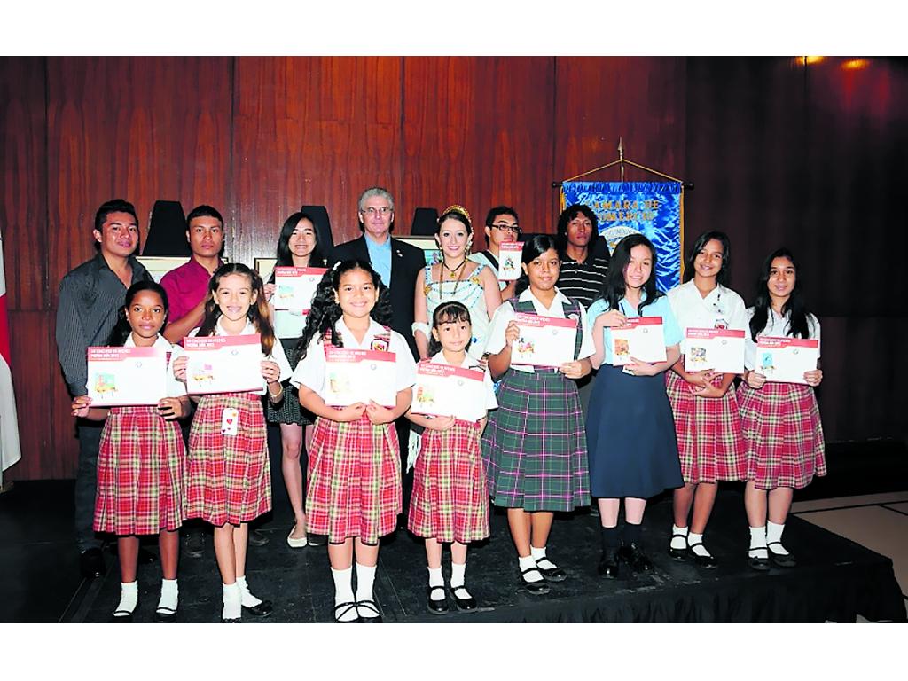 Estudiantes galardonados del Concurso de Afiches Patria Mía 2012.()