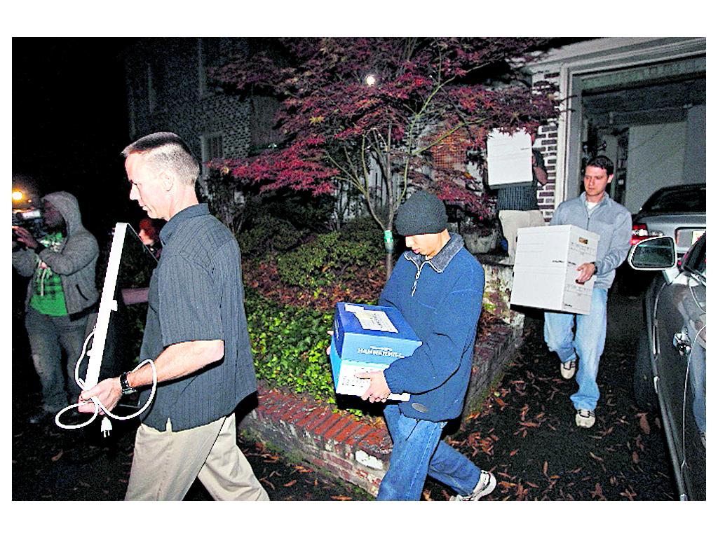 Investigación. El FBI incauta computadoras y todo tipo de material de la casa de Paula Broadwell.(AP)