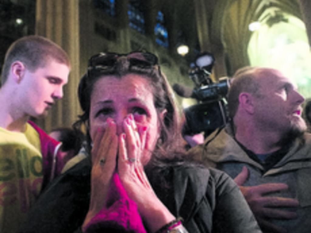 6. La multitud celebra en la plaza, tras observar la fumata blanca de la chimenea.