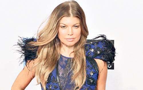 <p>Fergie implementó la tendencia de los flecos en los hombros y basta. Las hombreras regresaron. </p>