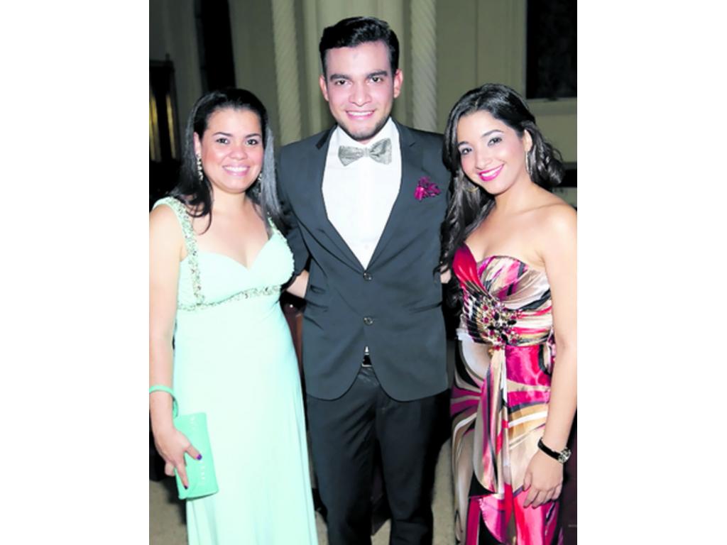 7. Nixa Real, Dave González y Carmen Rosas.