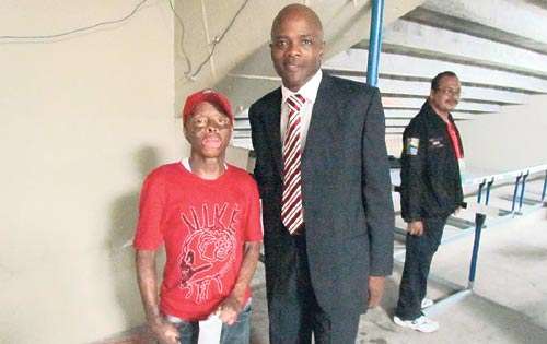 <p>Entrenador. Jhonatan se retrató con Julio Dely Valdés.</p>