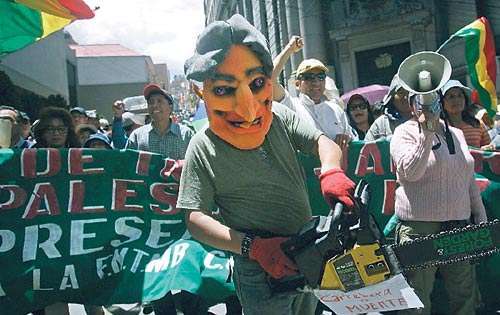 <p>Enmascarados se toman las calles.</p>