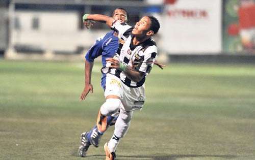 <p>Expulsado. Ariano no pudo terminar el partido.</p>