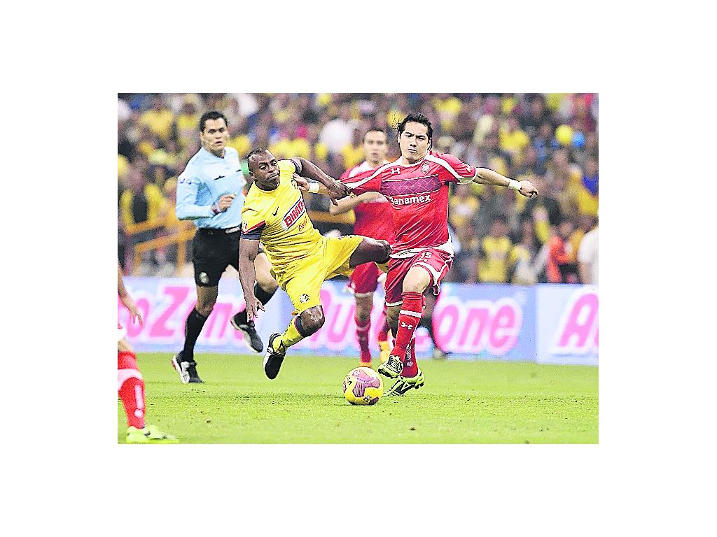 Peligroso. Christian Benítez (izq.), ariete del América(EFE)