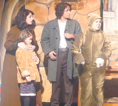 <p>¿En aprietos? Susan, Lucy, Peter y Mrs. Beaver.</p>