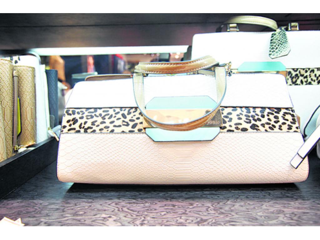Animal print. La mezcla del estampado de serpiente con el de leopardo son perfectas en esta clutch Guess. El dorado, el celeste y el nude hacen que la pieza luzca delicada.