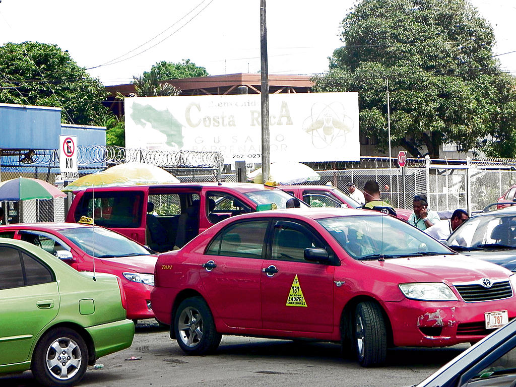 Costa Rica. No hay espacio para estacionarse en lado tico.()