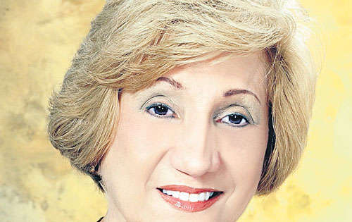 <p>Ella mercadea sus libros.</p>