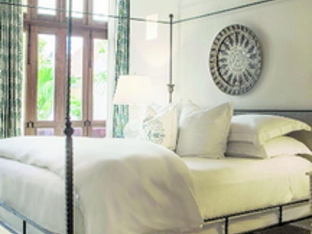 Comodidades. Cuenta con todas las comodidades de la modernidad: piscina privada y jacuzzi, balcones con vista exterior y exclusivos artículos de aseo.