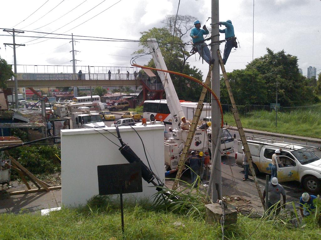 Trabajadores de ENSA reparan afectaciones de la caída de 7 árboles por un vendaval que azotó en Villa Lorena la tarde de ayer, domingo 24 de junio. Foto: Jesús Simmons.<br>