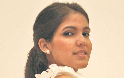 <p>El blanco. Sinónimo de pureza. Ideal en estilo one shoulder con flores.</p>