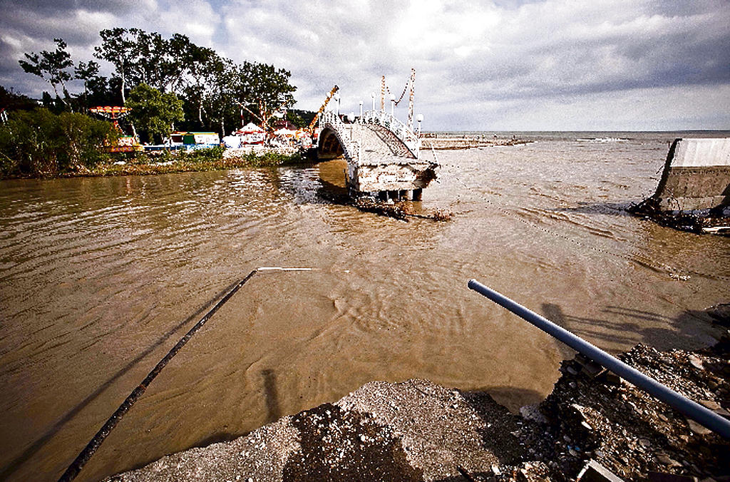 Caos. Puentes y propiedades, destruidas por las riadas(EFE)