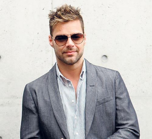 <p>Ricky Martin. Una camisa de rayas con pantalones claros lucen perfectos. </p>