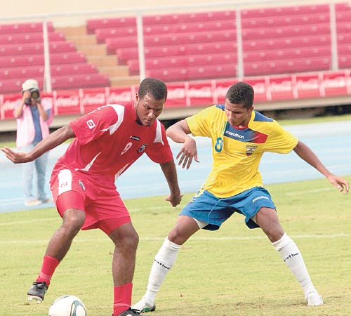 <p>Buen trabajo. Paul Cordero (izq.) muestra cosas interesantes con la Roja Sub-20.</p>