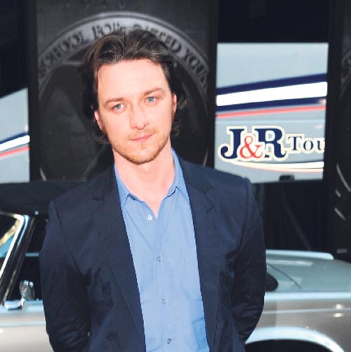 <p>James McAvoy, menos informal, jeans camisa y chaleco azul.</p>