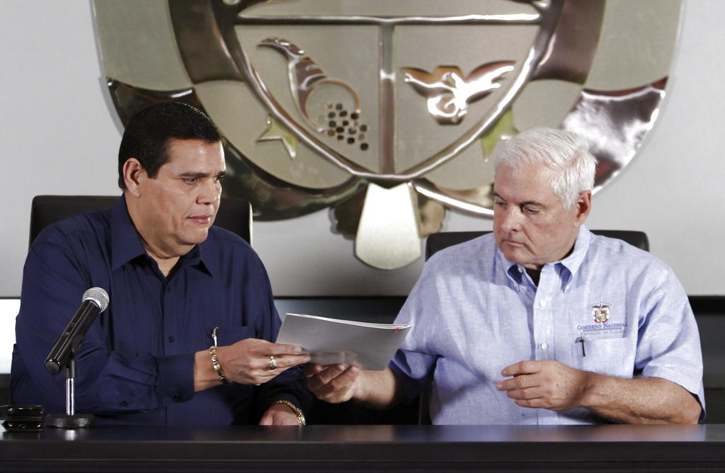 El presidente de la República Ricardo Martinelli recibe de manos del presidente de la Asamblea de diputados Sergio Gálvez el proyecto de ley 541 que deroga la Ley 72. Foto/EFE<br>
