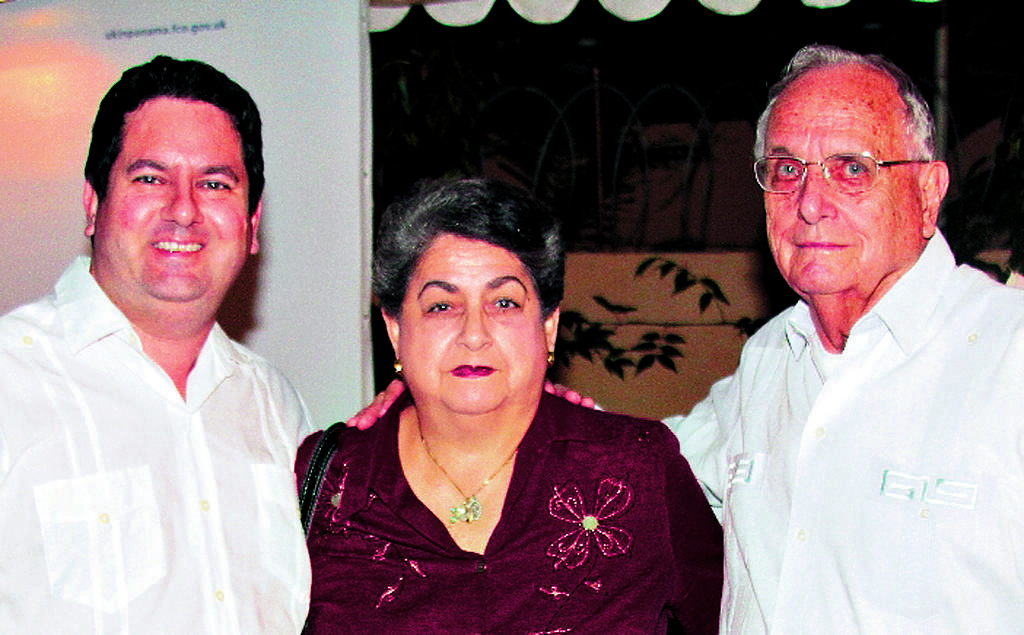 Karl Hinz, Felisa Hinz y Charles Hinz.()