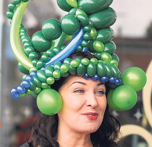<p>Extravagante, hecho de bolas en color verde y azul.</p>