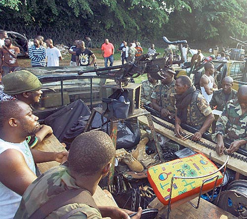 <p>Planes. Soldados leales a Alassane Ouattara, se preparan para nuevos ataques.</p>