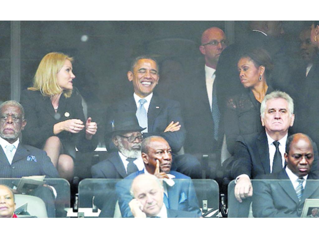 Un Barack Obama distraído. El presidente de EE.UU. se encontró con la primera ministra de Dinamarca, Helle Thorning-Schmidt.