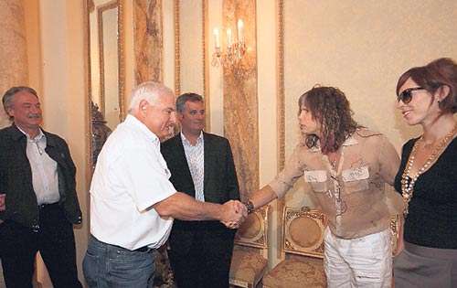 <p>Visita. El roquero Steven Tyler saludando al presidente Ricardo Martinelli.</p>