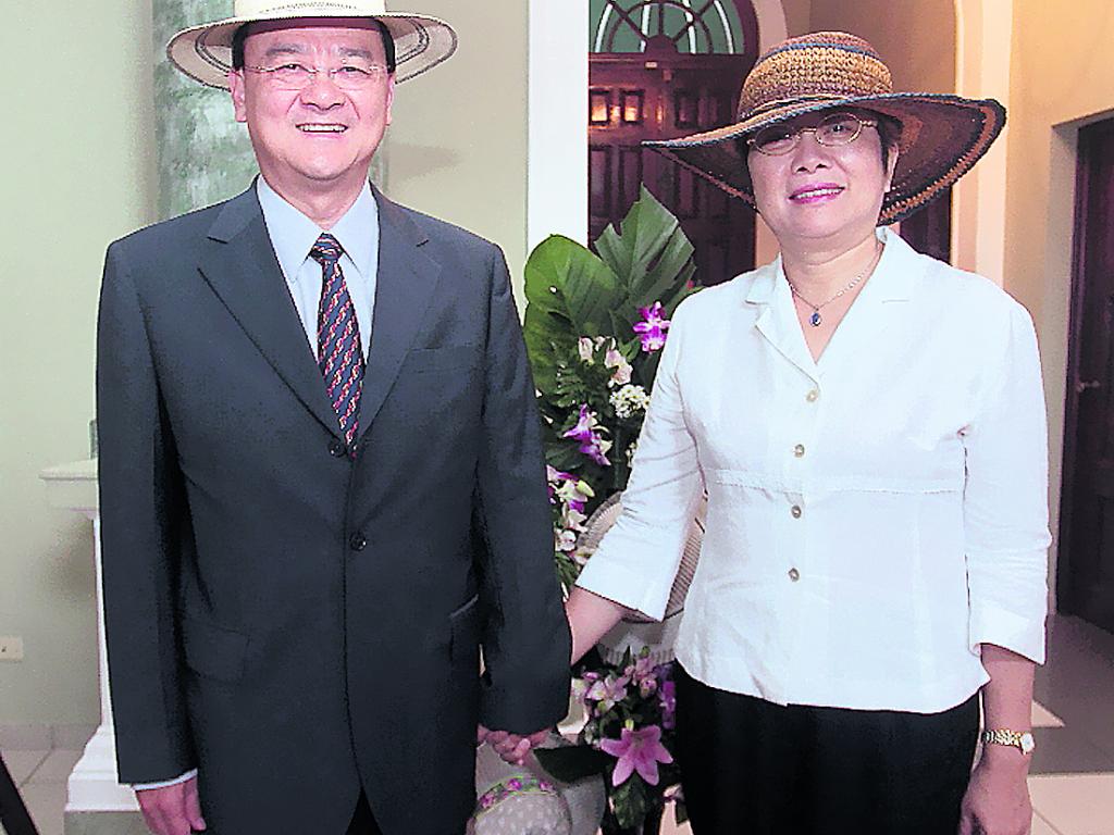 Embajador Diego Chou y Celia de Chou.()