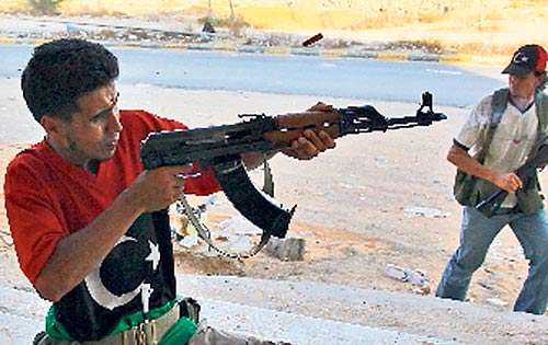 <p>Rebeldes combaten en las calles.</p>