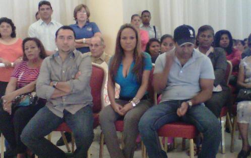 Los artistas típicos Samy y Sandra Sandoval también estuvieron presentes en la entrega de títulos de tierra. Foto/Víctor Arosemena<br>