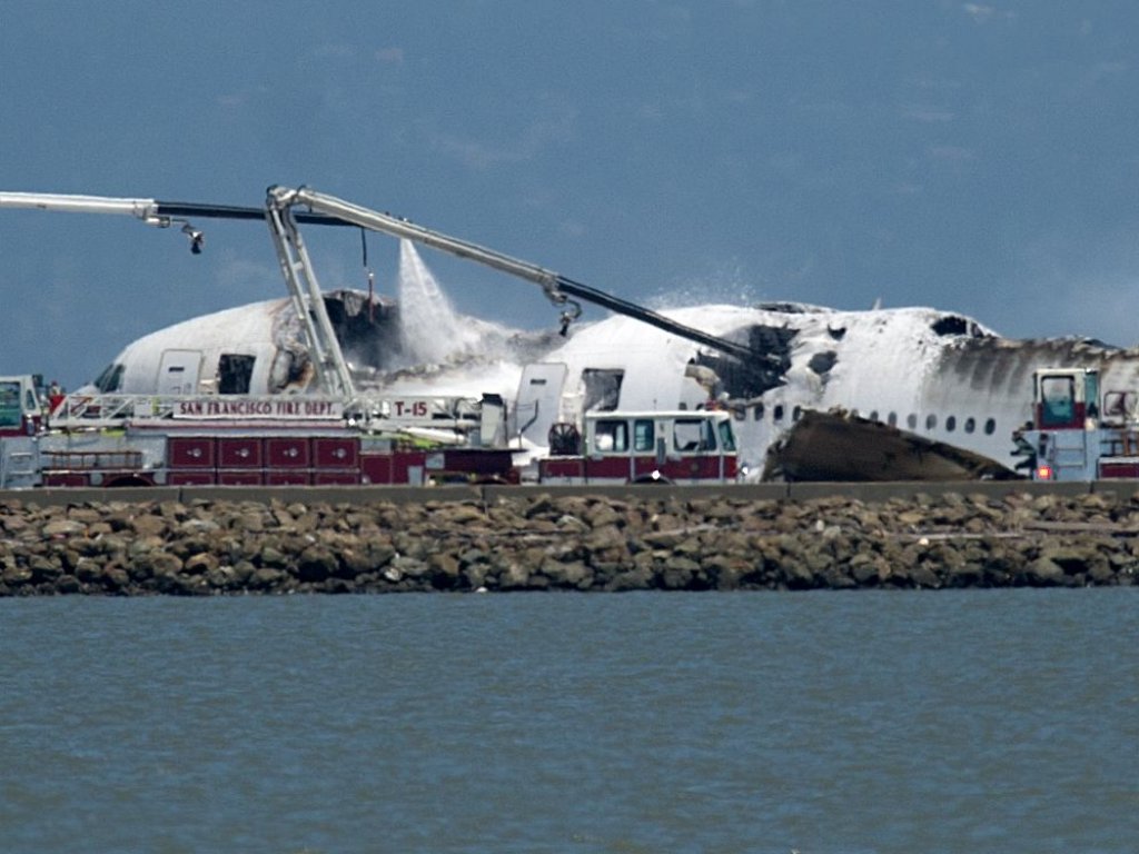Se desconoce la suerte de unos 60 pasajeros, de los 307 que estaban a bordo del vuelo. Foto/AP.<br>