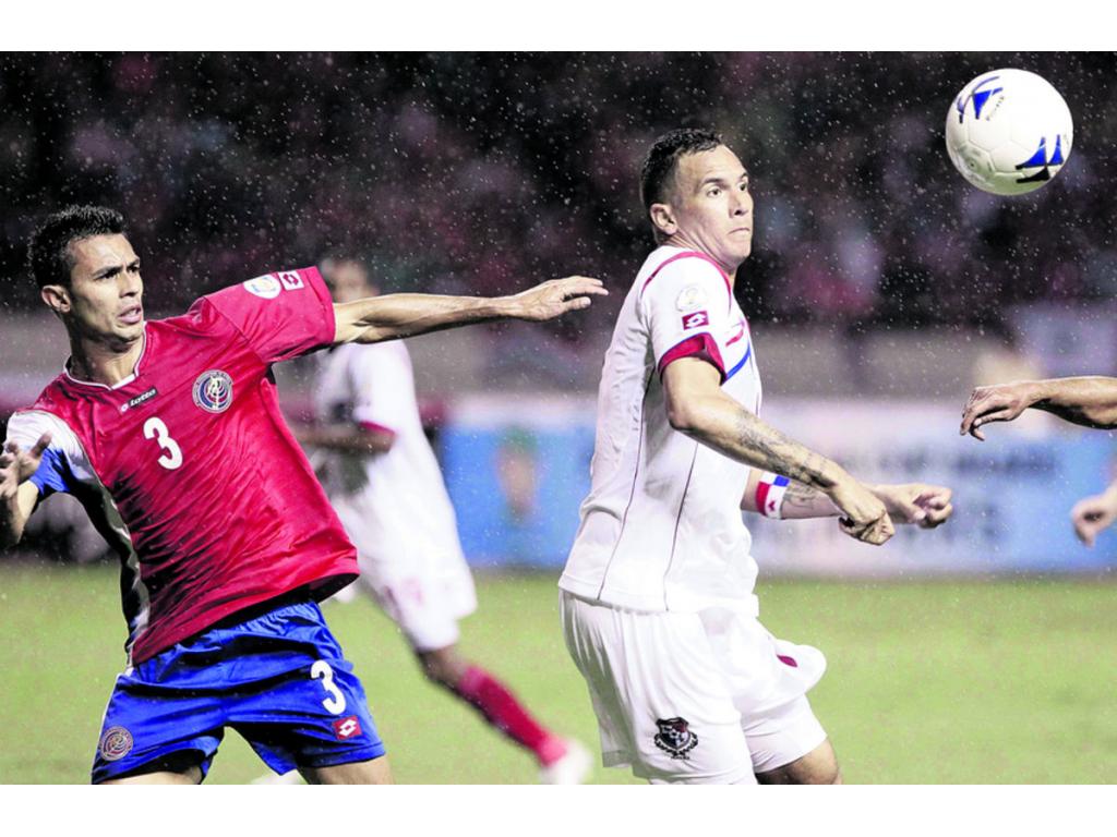 El panameño Rolando Escobar (22) protagonizó varias jugadas interesantes durante la primera parte del compromiso ante los ticos.(EFE )