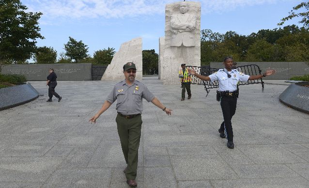 Empleados del servicio de parques de Estados Unidos cierran el memorial de Martin Luther King Jr, debido al cierre. Foto/EFE<br>