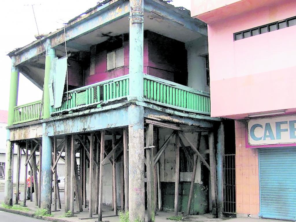 Abandono. Caserones condenados abundan en la ciudad.(DELFIA CORTEZ)