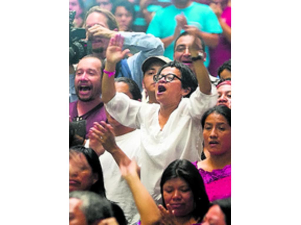 Pobladores celebran.(AP)