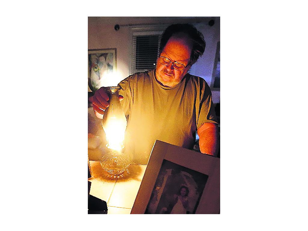 Se alumbran con velas.(AP)