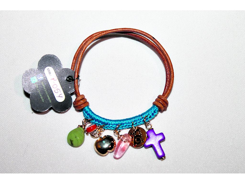 Accesorios. Con diversos dijes en tonos neutros y cálidos. ()