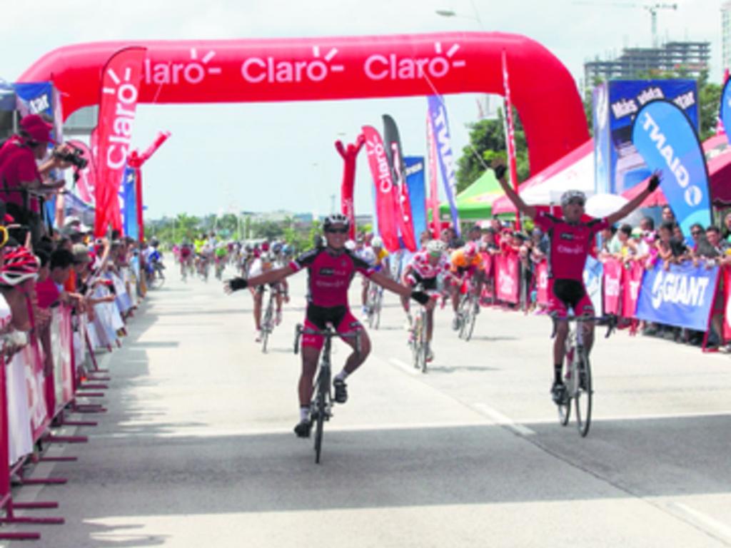 6. Rubén Samudio (dcha.) y Roberto González cruzan la meta.