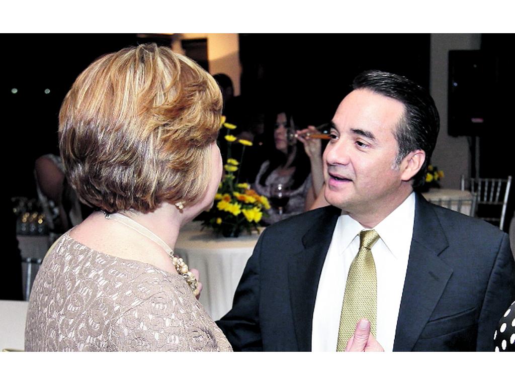 4. Chelly de Samudio, Douglas Gómez y Aileen de Gómez.()