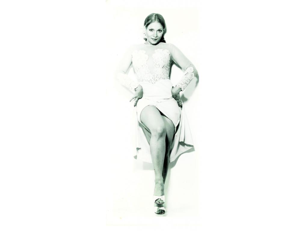 1978. Tras una gira debutó en un cabaret.