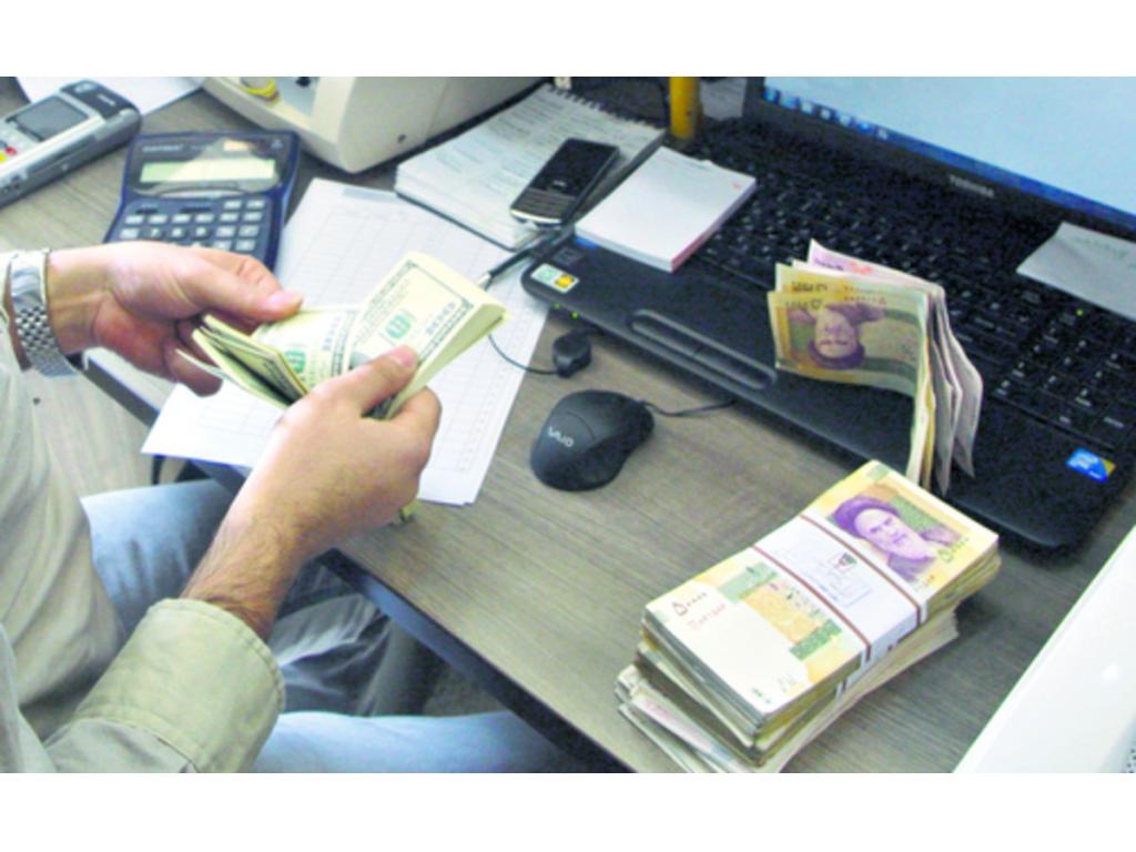 Evalúe cuáles son las ventajas de pagar en efectivo o con tarjetas en un día tan congestionado, donde pueden fallar las redes electrónicas, y si opta por efectivo, lleve solo la cantidad dispuesta a gastar. No se lo gaste todo. (Lo ideal es hacer un presu