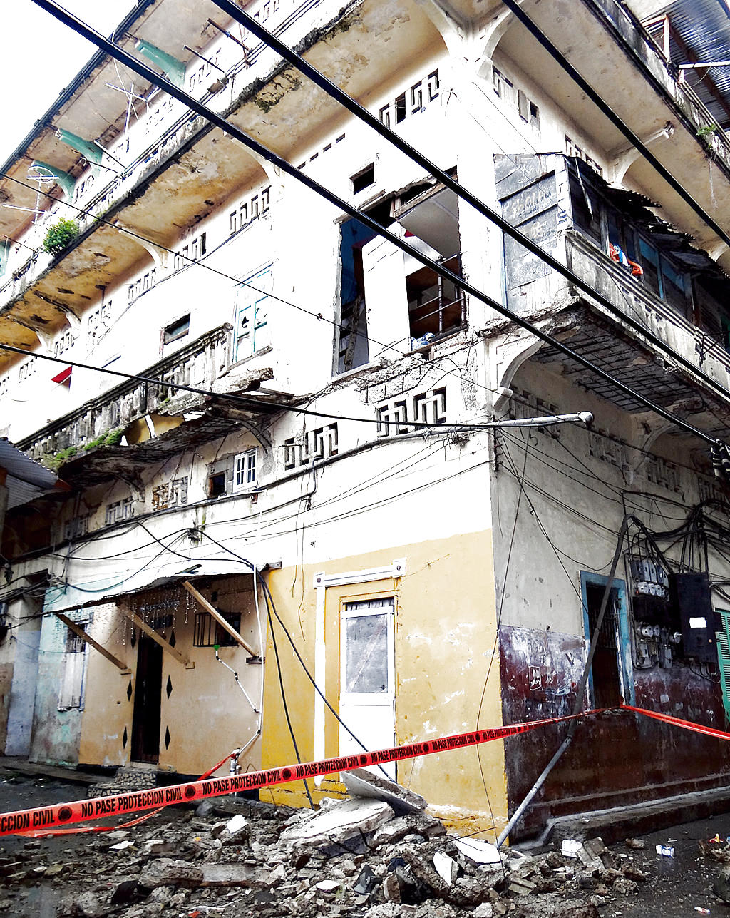 Trampas.- Los fuegos acaban con las casas condenadas.(Delfia Cortez)