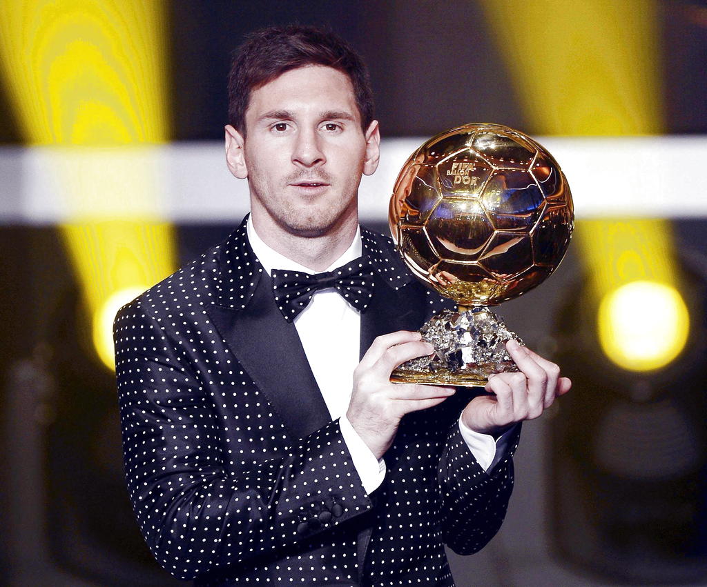 El jugador argentino del FC Barcelona, Lionel Messi, posa con el trofeo FIFA Balón de Oro. EFE<br>