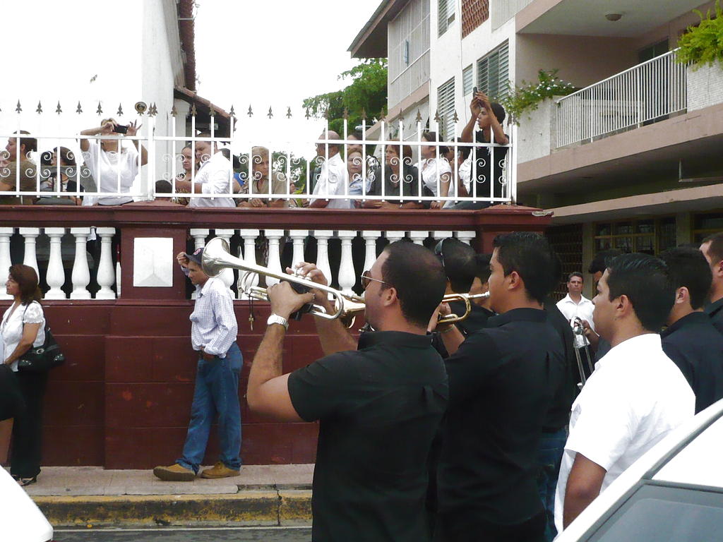 La murga despide a la exreina de belleza desde la Iglesia Santa Librada de Las Tablas. <br>