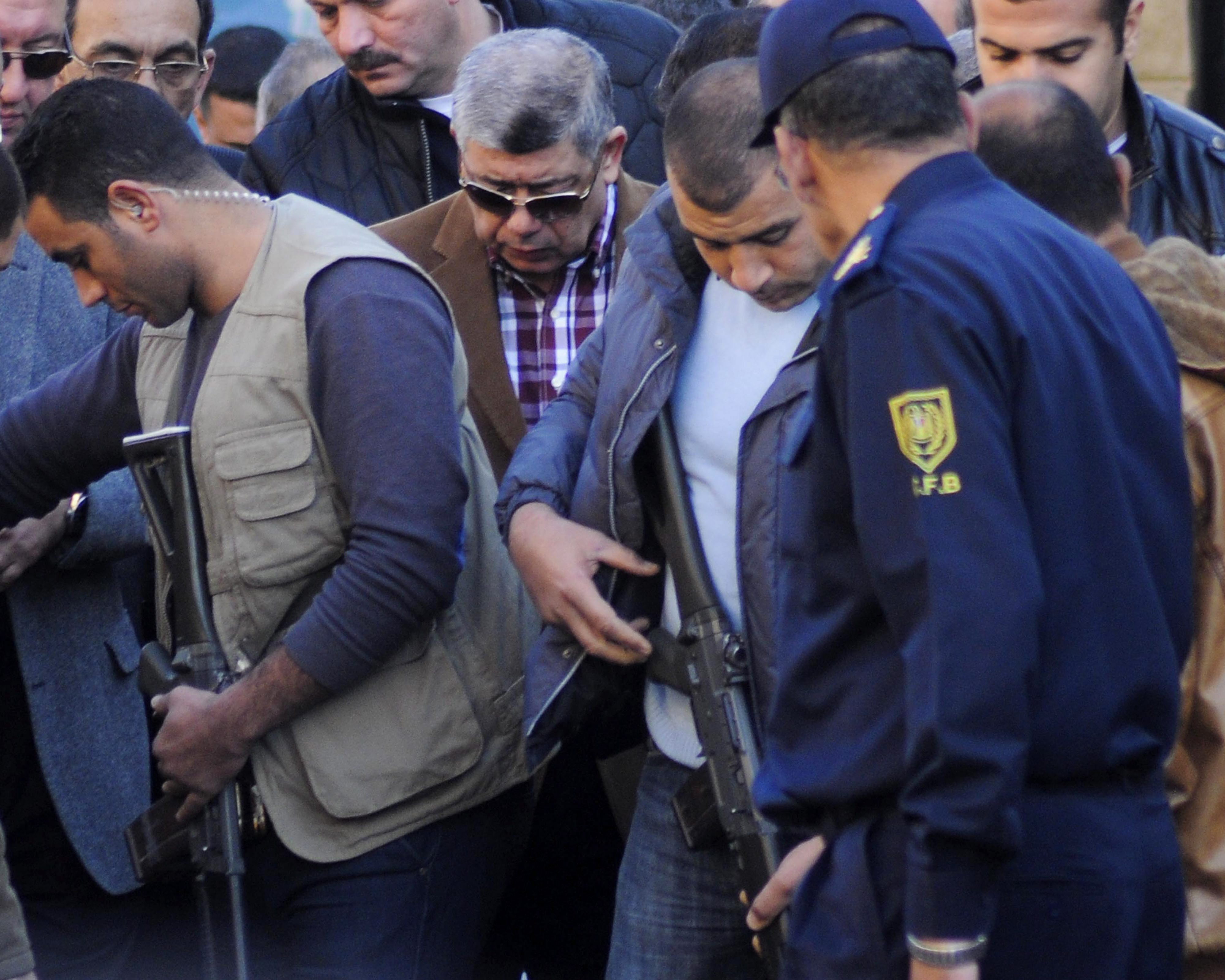 El Ministro del Interior egipcio, Mohamed Ibrahim Moustafa visita el lugar de un atentado con coche bomba frente a la Dirección General de Seguridad en El Cairo. Foto/EFE