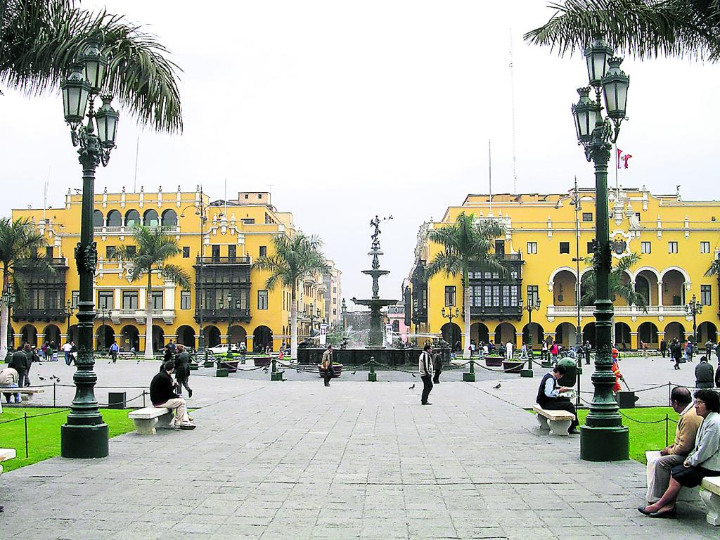 Lima. En la Plaza Mayor también se encuentra la Catedral.()