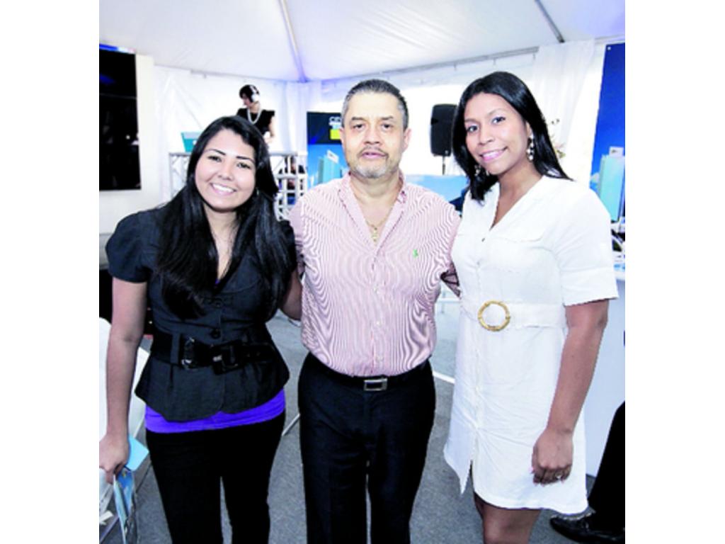 4. María Eugenia Suárez, Alfonso Pinzón Lozano y Eliana Bertulessi.