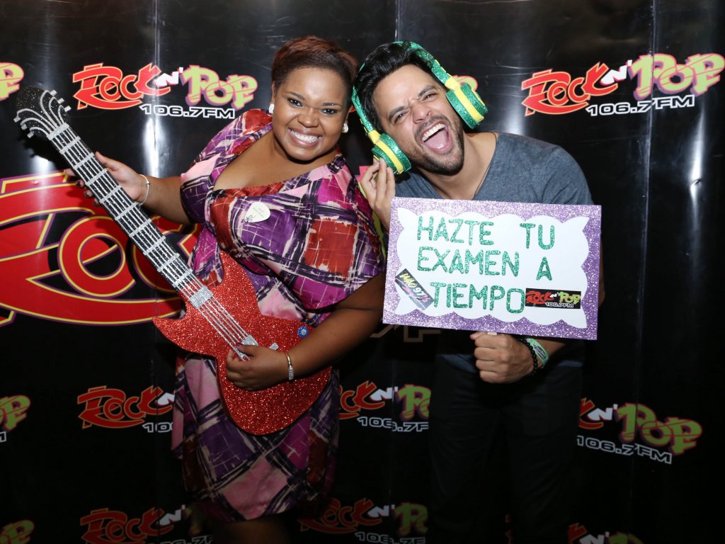 Chica junto a Andrés Morales. <br>