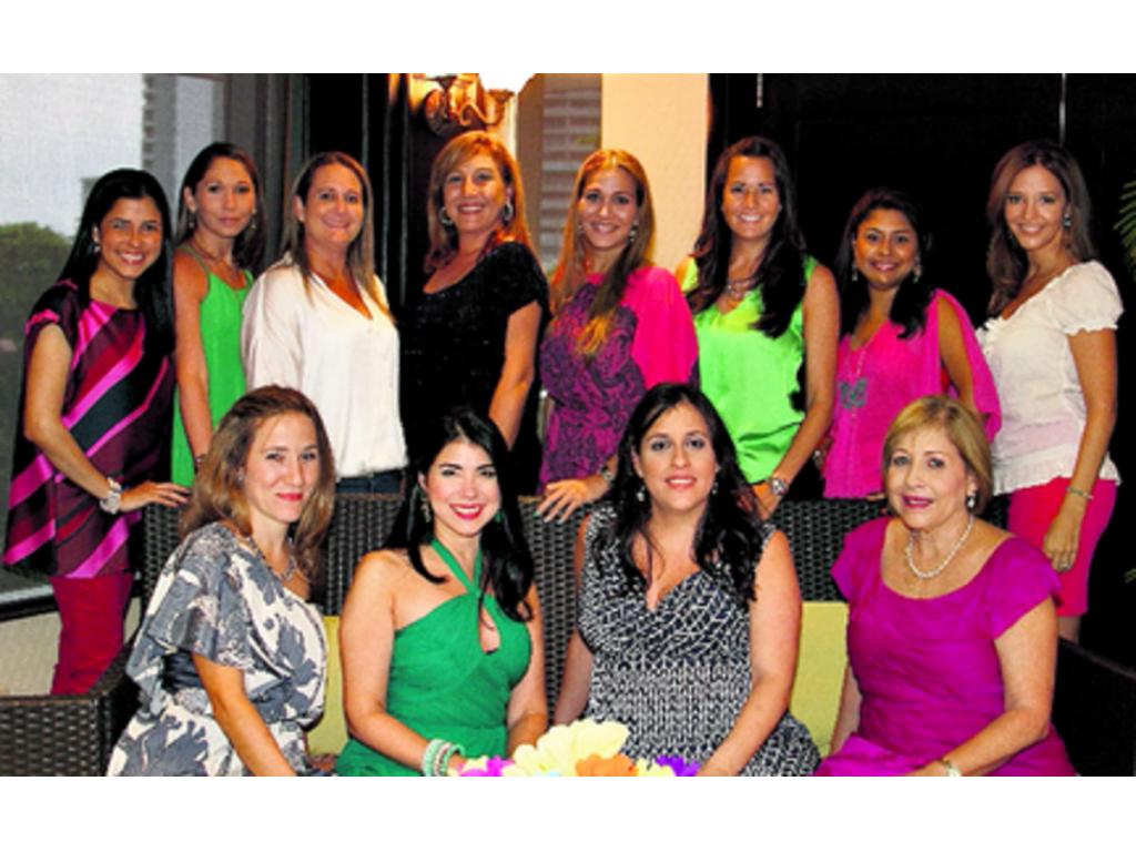 5. La agasajada junto a las oferentes del Baby shower.